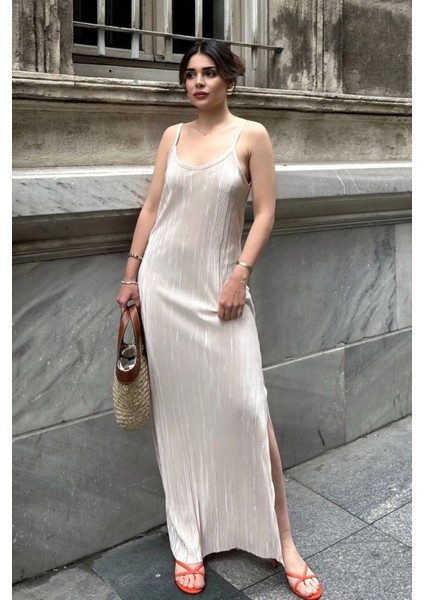 Kadın Bej Ince Askılı V Yaka Yırtmaç Detaylı Uzun Pliseli Elbise fiyatları