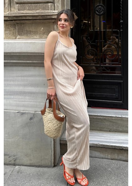 Kadın Bej Ince Askılı V Yaka Yırtmaç Detaylı Uzun Pliseli Elbise modelleri