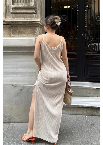 Kadın Bej Ince Askılı V Yaka Yırtmaç Detaylı Uzun Pliseli Elbise indirimleri