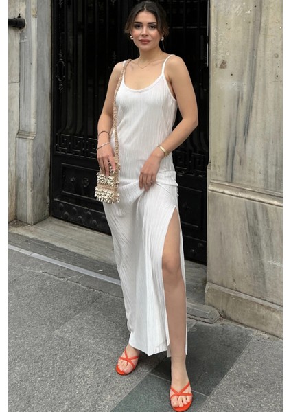 Kadın Beyaz Ince Askılı V Yaka Yırtmaç Detaylı Uzun Pliseli Elbise fırsatları