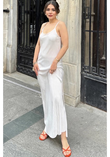 Kadın Beyaz Ince Askılı V Yaka Yırtmaç Detaylı Uzun Pliseli Elbise indirimleri
