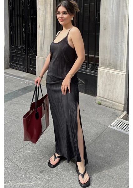 Kadın Siyah Ince Askılı V Yaka Yırtmaç Detaylı Uzun Pliseli Elbise