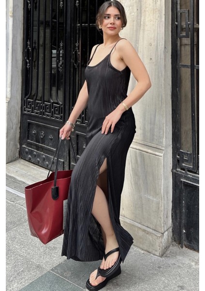 Kadın Siyah Ince Askılı V Yaka Yırtmaç Detaylı Uzun Pliseli Elbise modelleri