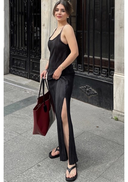 Kadın Siyah Ince Askılı V Yaka Yırtmaç Detaylı Uzun Pliseli Elbise indirimleri