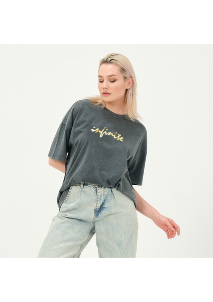 Kadın Antrasit Yıkamalı Infinite Baskı Detaylı Bisiklet Yaka T-Shirt