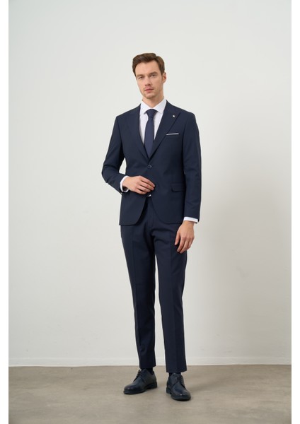 Erkek Lacivert Yünlü Platinium Düz Desen Slim Fit Sivri Yaka Takım Elbise