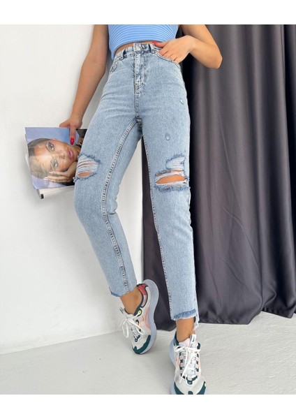 Kadın Paça Püsküllü Dizi Yırtık Mom Kot Pantolon Buz Mavi