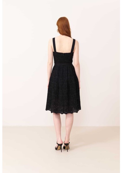 Beli Kuşaklı Midi Boy Brode Elbise Siyah Y2411073_001 fırsatları