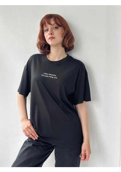 Nakışlı Saturday Oversize Tişört Unisex Siyah indirimleri