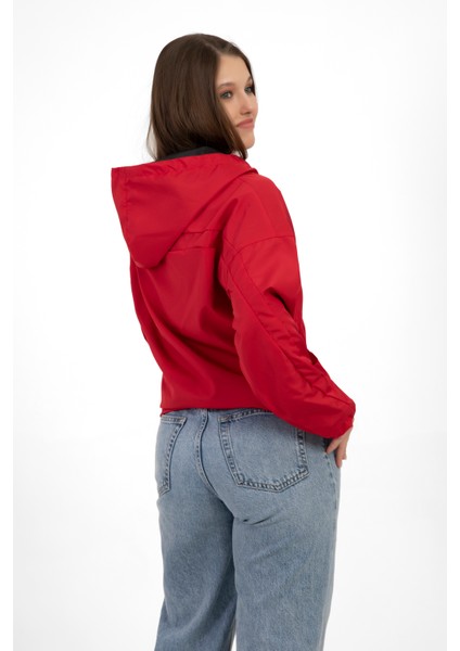 Kadın Kırmızı Kapüşonlu Su ve Rüzgar Geçirmez Cepli Içi Astarlı Oversize Yağmurluk modelleri