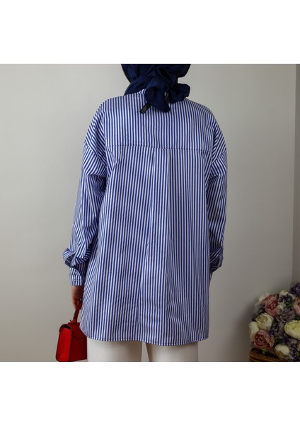 Mavi Beyaz Çizgili Hakim Yaka Kalın Manşet Kadın Gömlek Pelerin Detaylı modelleri