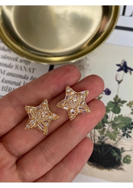 Pinery Jewels Vıp Seri - Zirkon Taşlı Yıldız Altın Kaplama Kadın Küpe Çifti