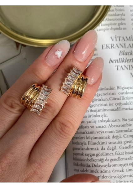 Sıralı Baget Taşlı Altın Kaplama Kadın Küpe Çifti