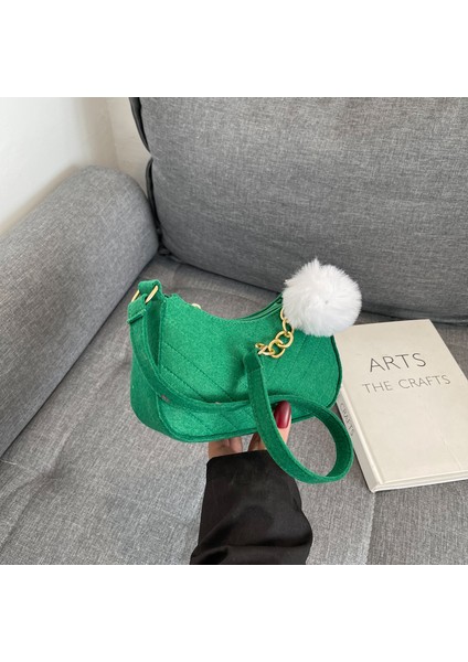 Dış Ticaret Moda Rahat Kürk Topu Kadın Çantası 2025 Taze Retro Crossbody Çanta Mizaç Moda Tek Omuz Yabancı Stil Küçük Kare Çanta (Yurt Dışından)