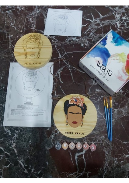 Frida Kahlo Doğal Amerikan Çamı Ahşap Boyama Seti 19 cm Çap 2.5 cm Kalınlık