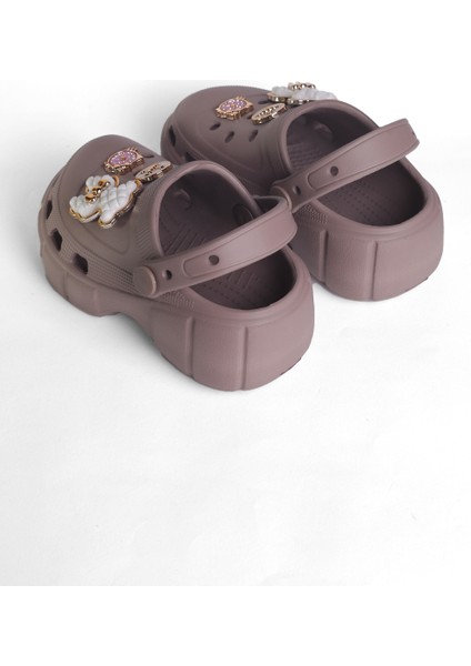 Kuzu Aksesuar Detaylı Crocs Terlik