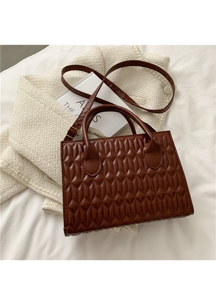 Yeni Kadın Çantası 2024 Sonbahar Yeni Moda Kişilik Çanta Katlama Crossbody Çanta Nakış Tarzı Omuz Çantası (Yurt Dışından)