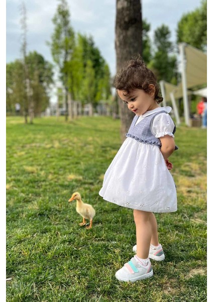 Bebe Yaka Lazer Çiçek Desenli Beyaz Kız Çocuk Bebek Elbise ve Mavi Gri Kot Yelek Takım