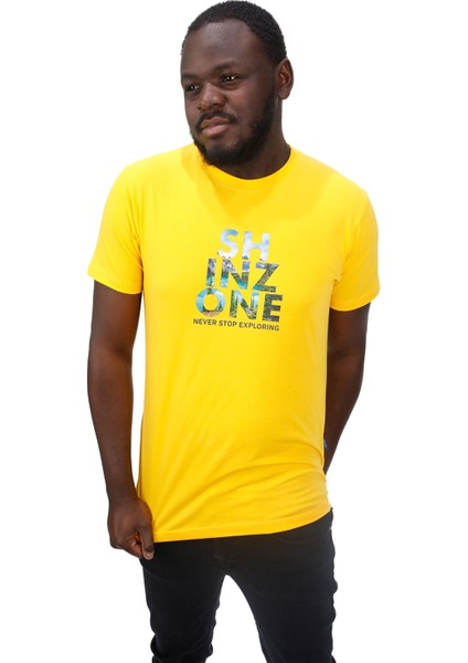 Erkek Bisiklet Yaka Standart Fit Göğüs Baskılı Sarı Şık T-Shirt