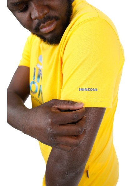 Erkek Bisiklet Yaka Standart Fit Göğüs Baskılı Sarı Şık T-Shirt fırsatları