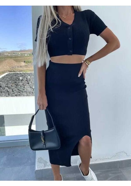 Kadın Üst Kısa Kollu Düğmeli Crop, Alt Yırtmaçlı Etek Triko Takım fırsatları