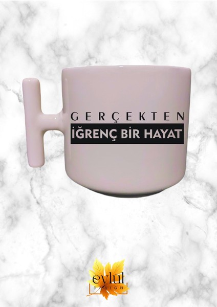 Gerçekten Iğrenç Bir Hayat Yazılı Eğlenceli Krem Rengi T Saplı Özel Tasarım Baskılı T Kupa Bardak