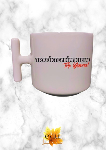 Trafikteydim Kızım Trip Yapma Kolpaçino Eğlenceli Krem Rengi T Saplı Özel Tasarım Baskılı T Kupa