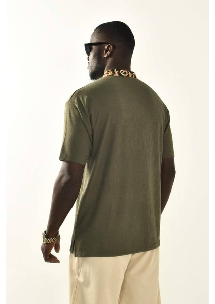Haki Yaka Detaylı T-Shirt