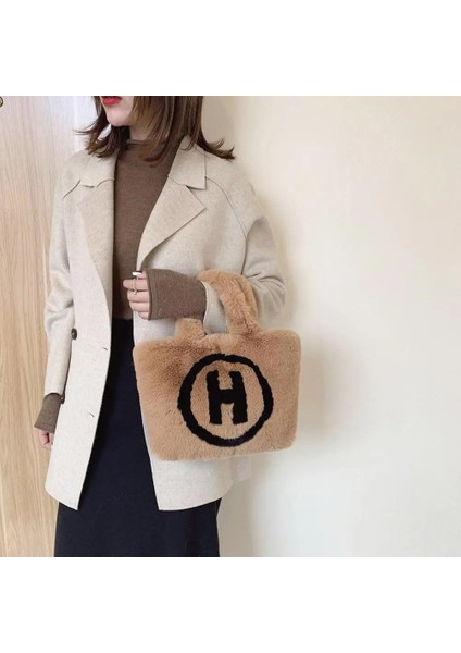 Gül Kırmızı Stili Peluş Bez Çantalar Zincir Kadın Çantaları Yumuşak Kabarık Çantalar Wome Için Yeni Kış Çantaları Kürklü Çantalar Lüks Çanta Kürk Omuz Çantaları (Yurt Dışından) fırsatları