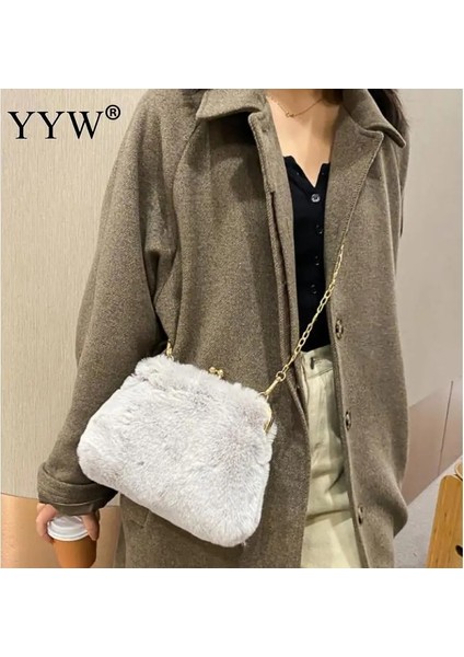 Siyah Stil Altın Zincir Kürklü Kadın Omuz Çantaları Lüks Taklit Kürk Crossbody Messenger Çanta Küçük Çanta Tasarımcısı Yumuşak Peluş Çanta Yeni (Yurt Dışından) fırsatları