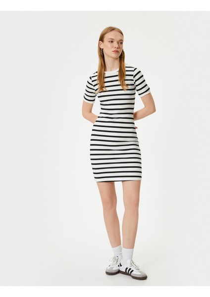 Mini Elbise Kayık Yaka Dokulu Yırtmaç Detaylı Kısa Kollu Slim Fit fiyatları