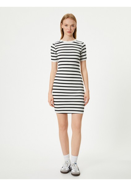 Mini Elbise Kayık Yaka Dokulu Yırtmaç Detaylı Kısa Kollu Slim Fit modelleri