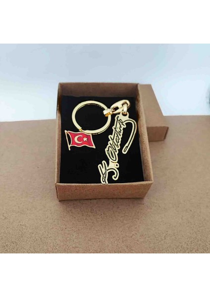 Caca Tasarım Dalgalı Türk Bayrağı Yaka Rozeti ve Atatürk Imzalı Anahtarlık Set Metal Gold Renk Hediye Kutulu