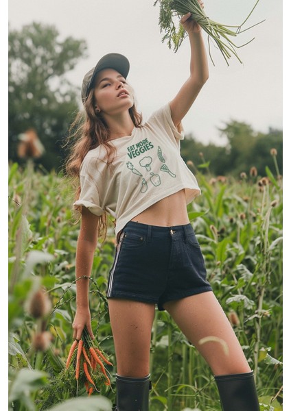 More Veggies Oversize Kadın Crop T-Shirt Ekru