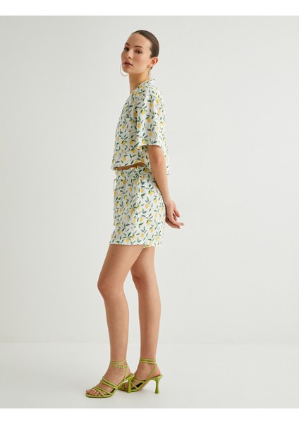 Beli Bağcıklı Meyve Desenli Şort