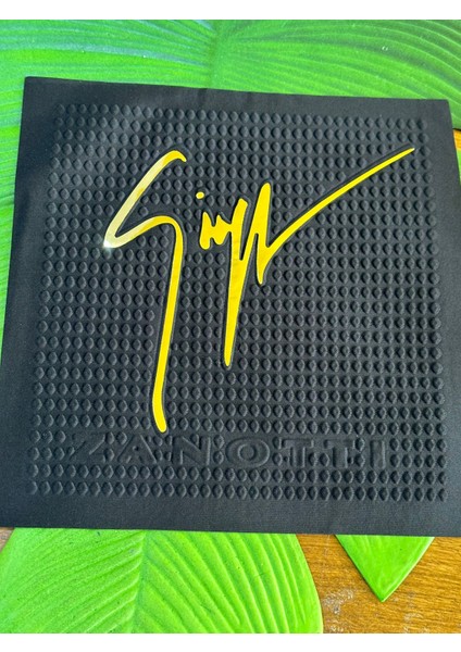 24 x 24 cm Kabartma Varaklı Imzalı Markalı Siyah Arma Dikiş Aksesuarı