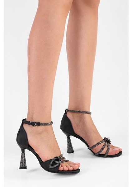 Kadın Yuni Siyah Virginia Saten Taşlı Topuklu Ayakkabı