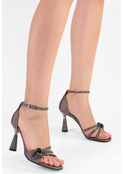 Kadın Yuni Platin Virginia Saten Taşlı Topuklu Ayakkabı