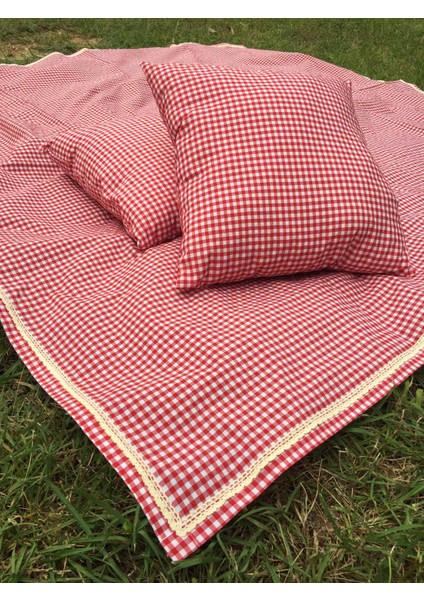 Kırmızı Pötikareli Piknik Örtüsü 160*160 ve 2 Adet Piknik Minderi 40*40CM Piknik Seti