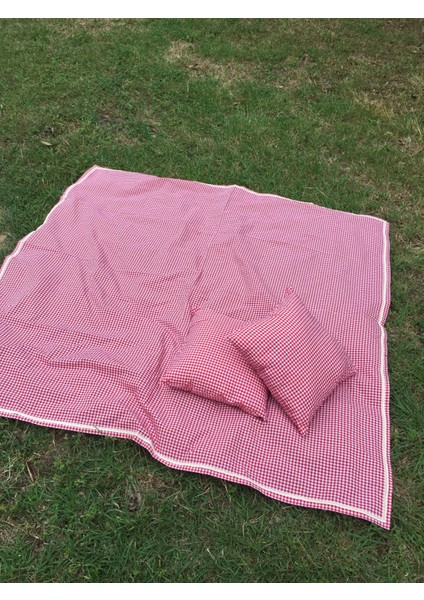 Kırmızı Pötikareli Piknik Örtüsü 160*160 ve 2 Adet Piknik Minderi 40*40CM Piknik Seti