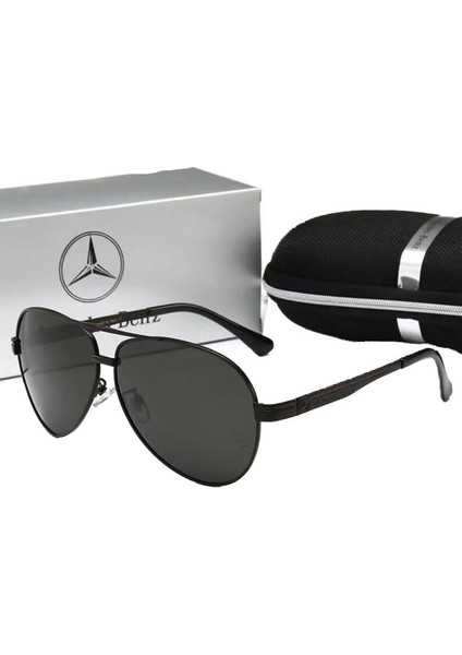 Polarize Gözlükle Araba Kullanan Erkek ve Kadın (Yurt Dışından)