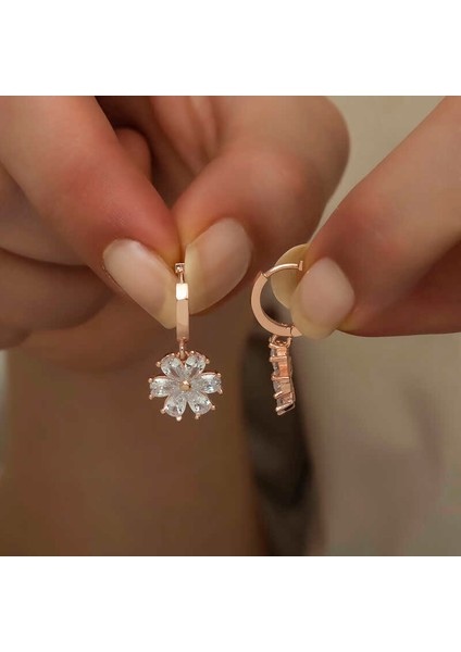 Gümüş Beyaz Çiçek Küpe fırsatları