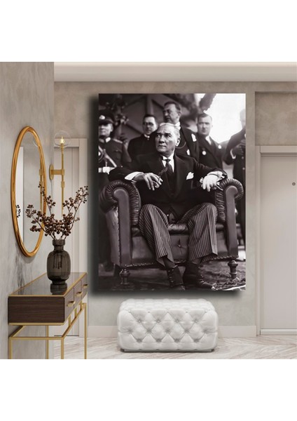 Çizgili Pantolonlu Mustafa Kemal Atatürk Kanvas Tablo