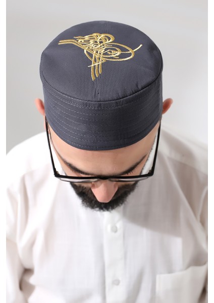Gri Kapitone Osmanlı Tuğrası Nakışlı Kalıp Namaz Takkesi