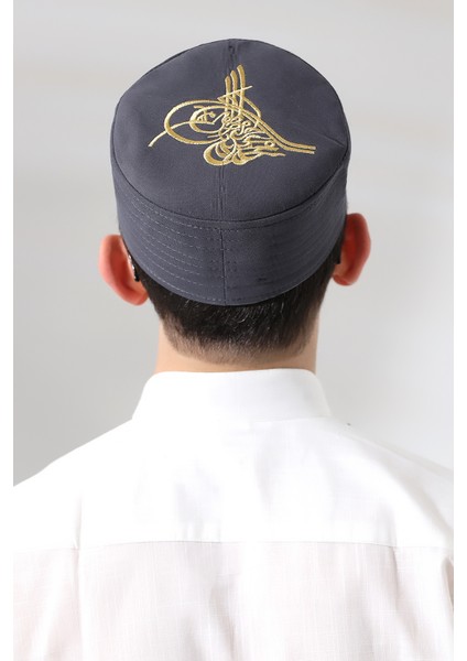 Gri Kapitone Osmanlı Tuğrası Nakışlı Kalıp Namaz Takkesi