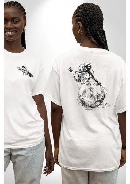 Astronot Gök Taşı Yavarlarken Beyaz Oversize Kadın Erkek Ön ve Sırt Baskılı T-Shirt