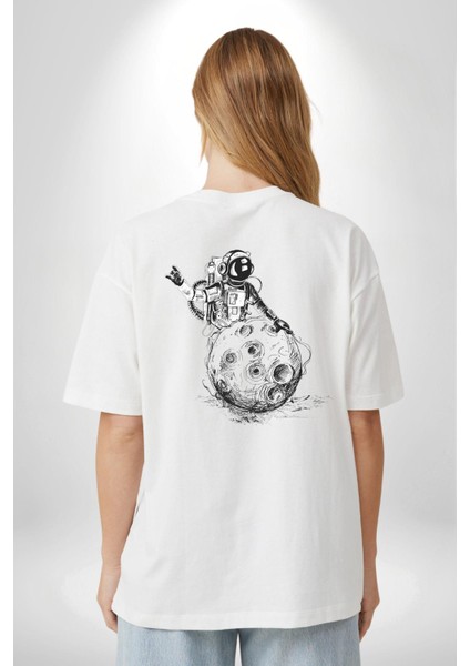 Astronot Gök Taşı Yavarlarken Beyaz Oversize Kadın Erkek Ön ve Sırt Baskılı T-Shirt fiyatları