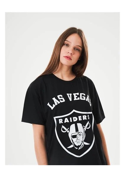 Ben Özgürüm Bis Yaka Ön Las Vegas Yazı Çift Kılıçlı Korsan Kafa Kadın T-Shirt