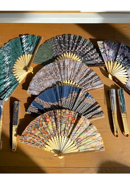 El Yapımı Ahşap Yelpaze Endonezya Batik Kumaş -10 Adet Büyük Boy 27 cm