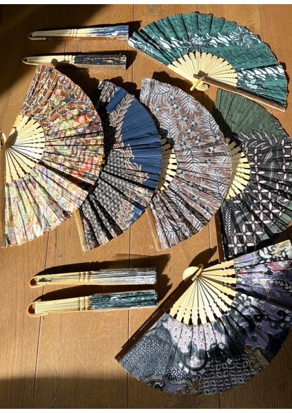 El Yapımı Ahşap Yelpaze Endonezya Batik Kumaş -10 Adet Büyük Boy 27 cm